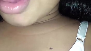 Mainit Na Kasintahan Na Naglalaro Sa Kanyang Basang-basa