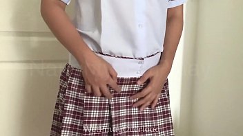 Isang Masiglang Dalagitang Pinay, Naglaro Sa Sarili Sa Cr Ng Paaralan