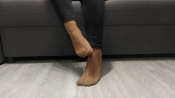 Monika Nagpapakita Ng Sexy Legs Sa Nude Nylon Socks Pagkatapos Ng Buong Araw Na Suot