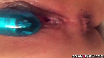 Sensyal Na Asyana, Hinahagod Ang Kanyang Basang Puke