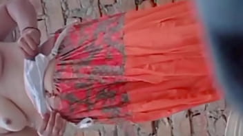 Madrasi Chikni Ko Nahaate Hue Chhupe Camera Se Pakda, Kapde Badalte Waqt Viral Hua Uska Mms