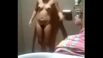 Hubad Na Pinay Sa Maligamgam Na Tubig