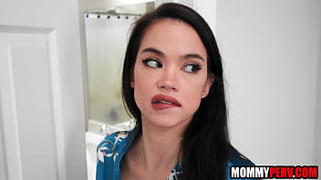 Nakita Ako Ng Asian Stepmom Ko Habang Naliligo! | Mommyperv