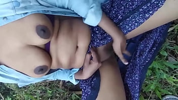 Ang Asawa Ng Kapatid Ko, Hubo’t Hubad Habang Naglilibot Sa Bukid, Nagpakita Ng Kanyang Masarap Na Puke Sa Viral Na Mms Video Sa Labas