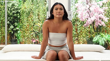 Magandang Filipina Na May Matingkad Na Tan Lines Sa Pagsalang