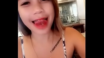Pinasimulan Ng Pinay Ang Mainit Na Halik Gamit Ang Kanyang Dila