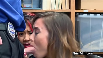 Sinasarap Ng Opisyal Ang Puke Ng Isang Masarap Na Babaeng Asyana Sa Ibabaw Ng Kanyang Mesa